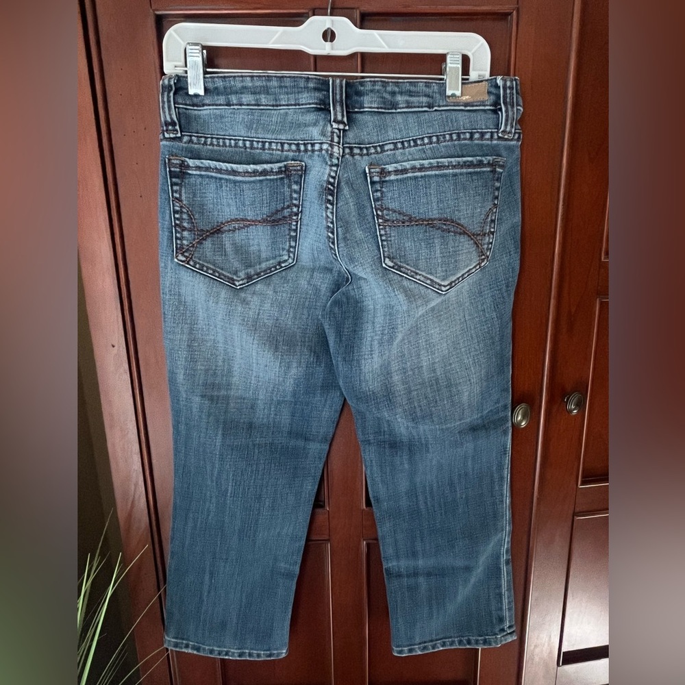 Refuge Classic Medium Wash Cropped, Distressed Denim Jeans Juniors Size 9 - Picture 6 of 15